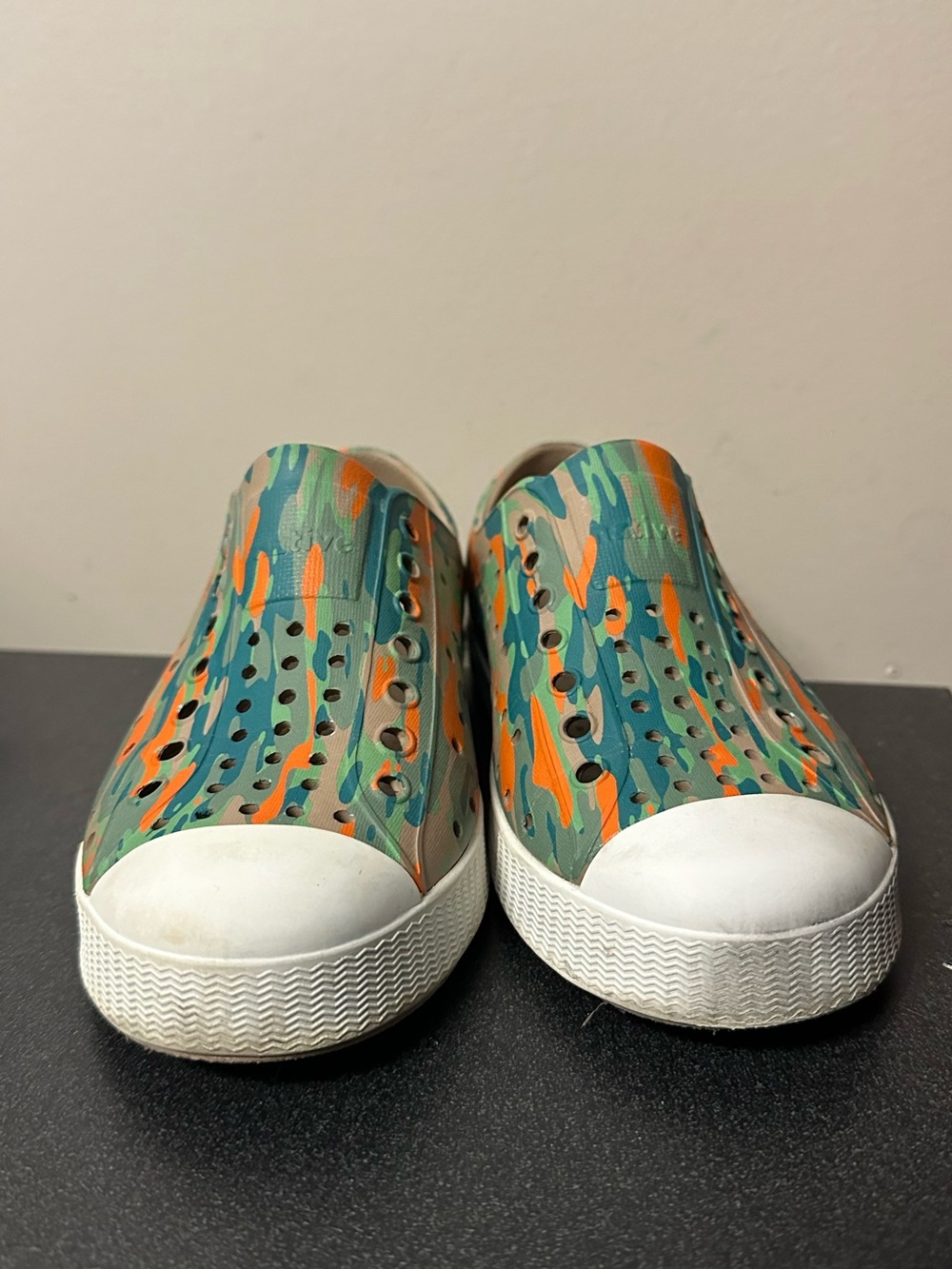 Native Jefferson Shoes Flax Tan Green Orange Size C11 Unisex - Picture 2 of 10